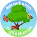 Logo med et stort egetræ, vores tre gruppesymboler, en brumbasse, en sommerfugl og en mariehøne, samt teksten Børnehaven Trylleskoven.